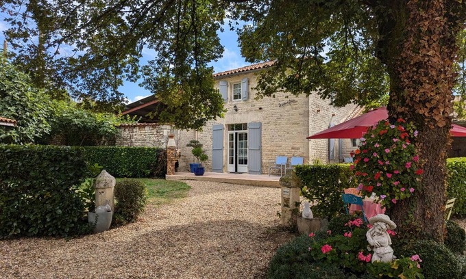 Jauldes Cottage | Cozy Gite Jauldes - Perfect Retreat for Families & Pets
