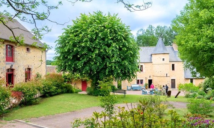 Asnieres sur Vegre Cottage | Cozy Gite Asnières-sur-Vègre with Spa and Breakfast Included