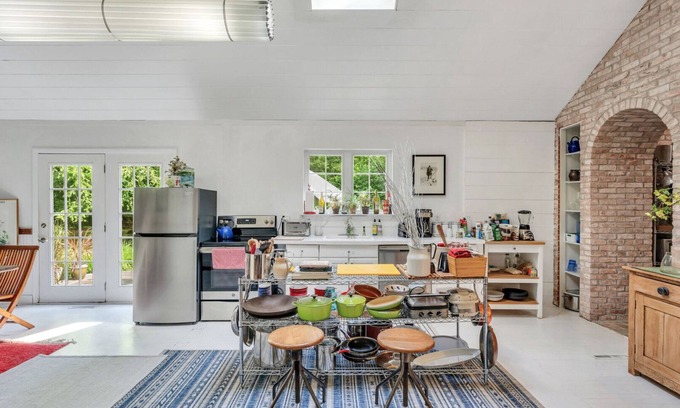 Sagaponack House | Cozy Country Cottage with Pool Near Trails and Vineyards