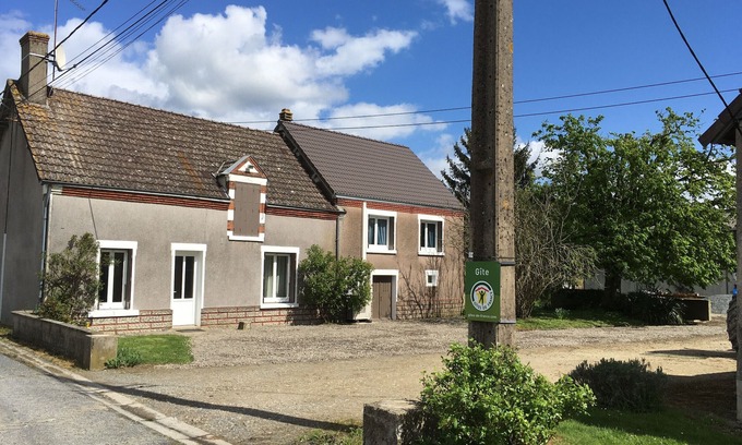 Poulaines Cottage | Cozy Gite Poulaines: Family-Friendly Retreat with Spa Access
