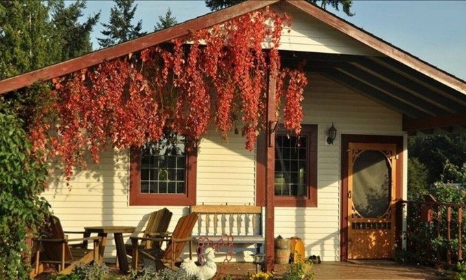 Yellow Point Cottage | Charming Country Cottage Getaway in Yellowpoint - 15 Min to Nanaimo