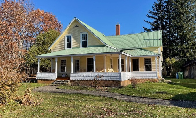 Ayers Cliff Ski Chalet | Exceptional Country House in Ayer's Cliff with Pool & Breakfast