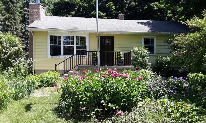 Town of Dover House | Idyllic Country House with Pool & Spa, Rated 10/10