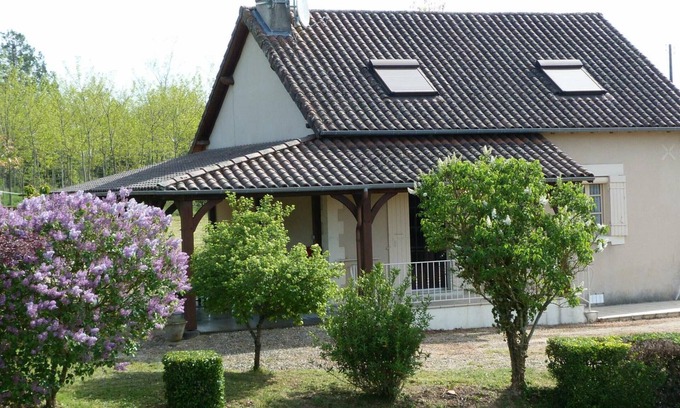 Thiviers Cottage | Pet-Friendly Gite Thiviers: 3 Bedrooms for Family Comfort