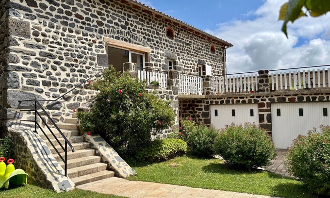 Seneujols Cottage | Gite Séneujols: Ideal Retreat with Kitchen & Pet-Friendly Stay