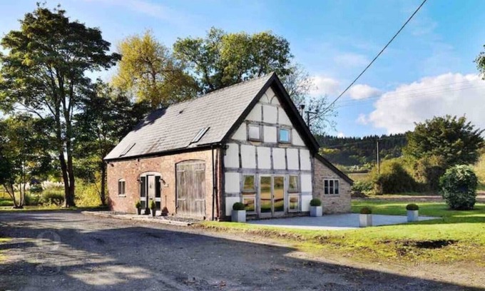Hereford House | Idyllic Countryside Barn Conversion for Family Getaways