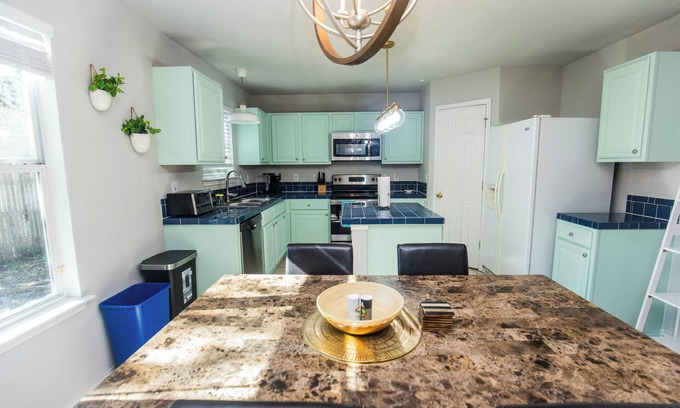 Wetmore House | Charming Cozy 3-bedroom house UTSA/6 Flags/Riverwalk/SeaWorld in San Antonio
