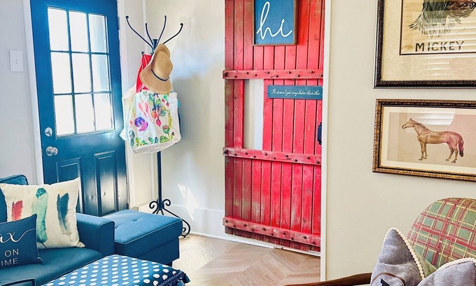 Three Oaks House | Top-Rated The Oaks Cottage Steps from Acorn Theatre