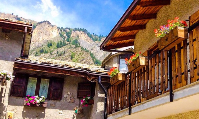 Bardonecchia Apartment | Cozy Apartment with Kitchen, Breakfast & Pet-Friendly Perks