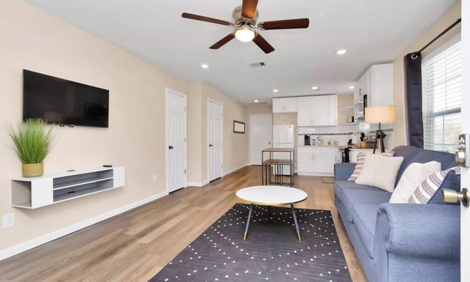 South Central Houston House | Cozy King Suite Near Downtown with Breakfast & Pet Welcome