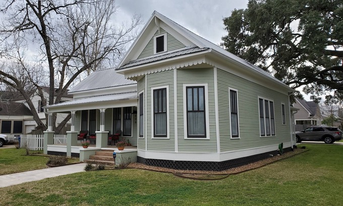 La Grange House | Cozy Victorian Retreat with Ocean View & Breakfast
