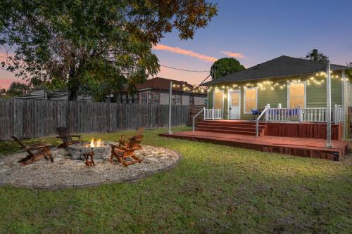 Oak Cliff House | Inviting Craftsman Retreat Near Bishop Arts & Downtown