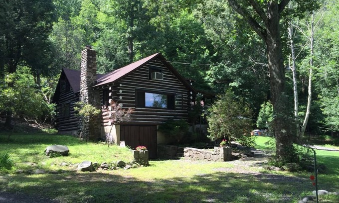 East Stroudsburg Cabin | Idyllic Creekside Cabin with Firepit, Golf & Waterfalls