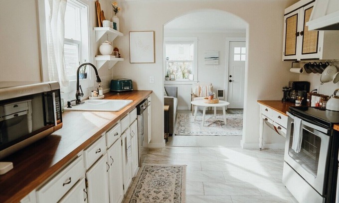 Carlton House | Unforgettable Cuvée Cottage: Rated 10/10 with Kitchen Access