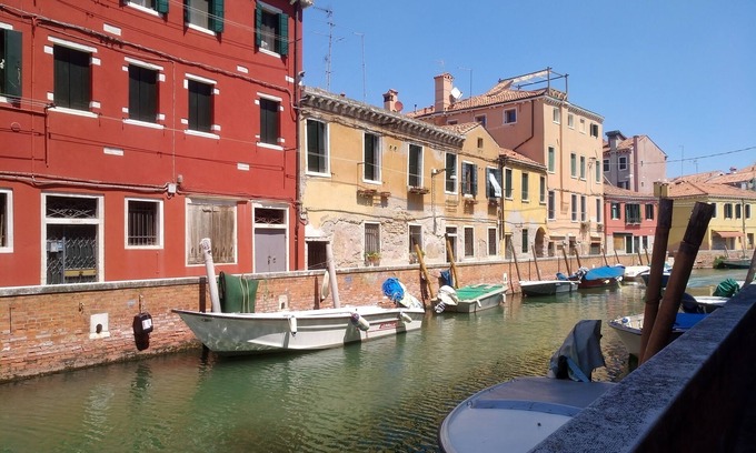 Dorsoduro Apartment | Elegant Flat in Venezia with Family-Friendly Amenities