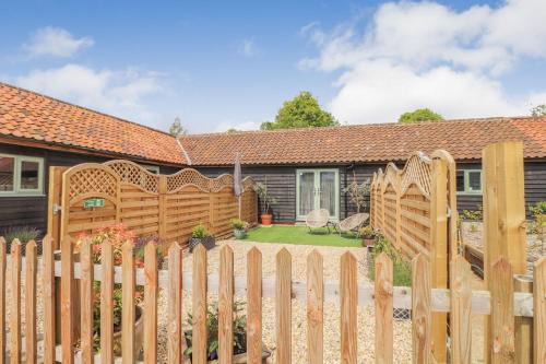 Fressingfield House | Charming Dog-Friendly Barn Retreat in Suffolk Countryside