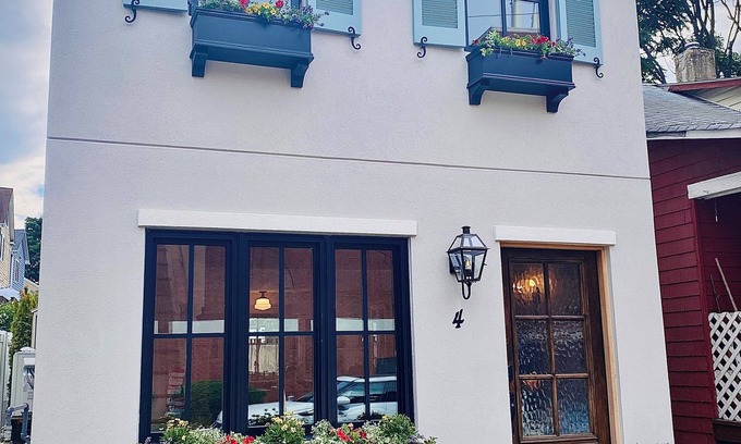 Murray Hill House | Charming Downtown Annapolis. Stroll to all the Historic District has to offer.
