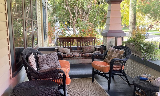Birmingham House | Stylish Downtown Birmingham 5 Bedroom Family Retreat