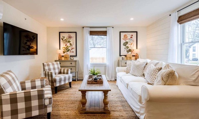 West Dundee Apartment | Stylish Kildahl House Downtown Apartment with Breakfast & Pets