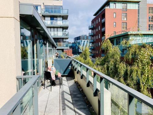 Grand Canal Dock Apartment | Pet-Friendly Duplex by the Grand Canal for Family Getaways