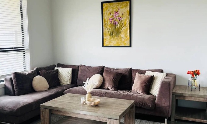 Truganina House | Stylish Duplex: Family-Friendly & Guest Rated 10/10