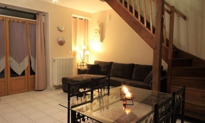 Lorcy Apartment | Cozy Gite Lorcy: Pet-Friendly Retreat with Spa & Breakfast