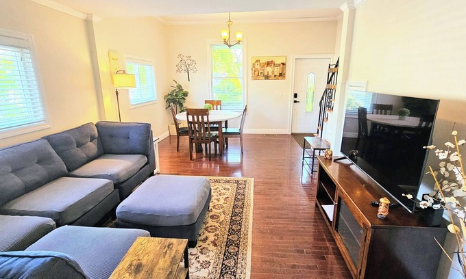Greenwich House | Ideal Duplex with Private Yard Near Beach & Dining, 9.8/10