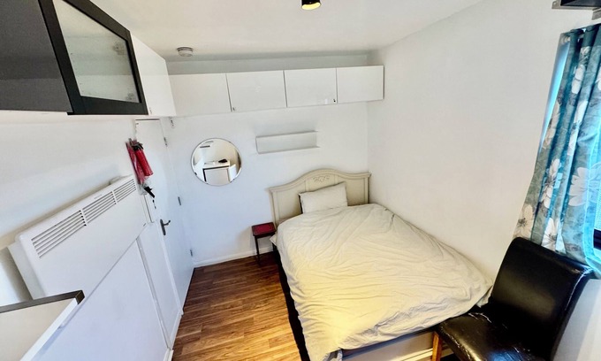 Valence House | Charming En-suite bedroom in peaceful House Dagenham with WiFi