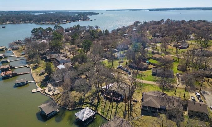 Cedar Creek Reservoir House | Charming Enchanted Oaks lakefront 4-bedroom house. Direct lake access w/dock!
