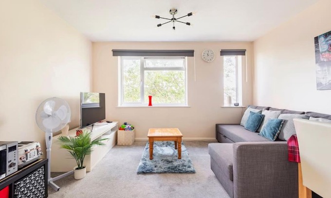 Bletchley House | Ideal 2-Bedroom House in Milton Keynes - Guest Rated 9.6/10