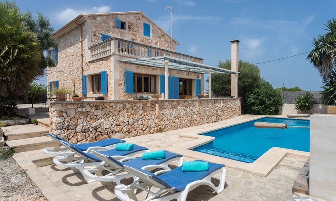 Santanyi House | Family Retreat: Pool, Garden & Beachfront Bliss Await