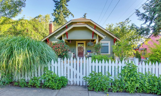 College Hill House | Pet-Friendly Eugene Getaway: Walk to Downtown Attractions