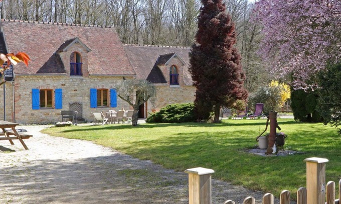 Les Ventes-de-Bourse Cottage | Gite Les Ventes-de-Bourse: Ideal for Families & Pets