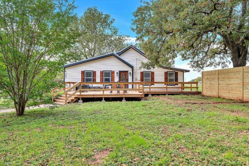 Waco House | Inviting Family Farmhouse: Unplug and Unwind Together