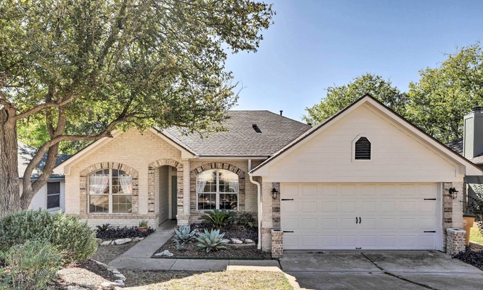 McKinney House | Charming Family Home ~ 7 Mi to Dtwn & Airport