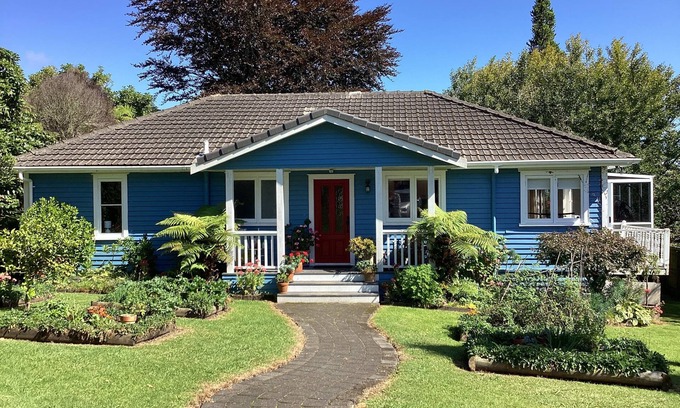 Lynmore House | Inviting Family Retreat near Lakes and Mountain Trails