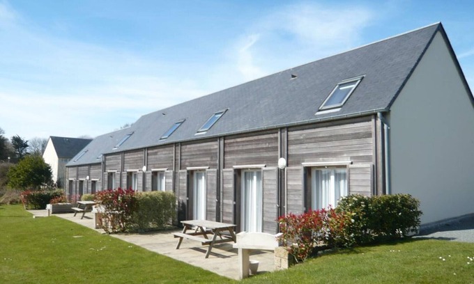 Biville Cottage | Spacious Gite La Hague: Ideal for Families & Pets Welcome
