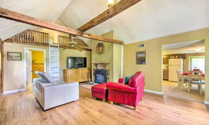 Hallsville Cottage | Cozy Farm Cottage with Fire Pit & Hot Tub Amenities