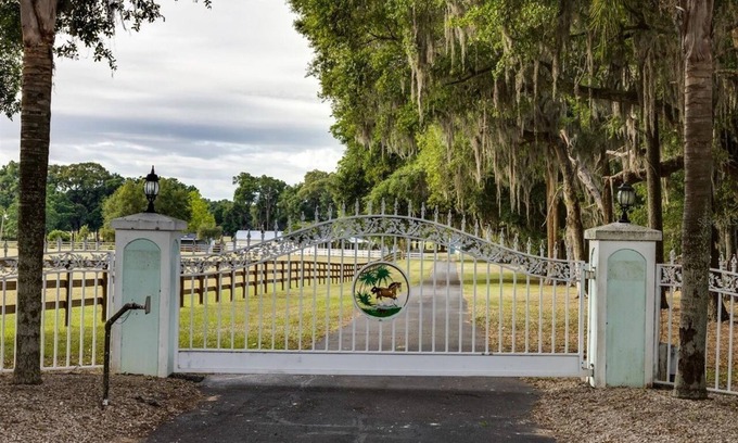 Citra Other | Inviting Farm Retreat: 5+ Bedrooms, Pool & Nearby WEC