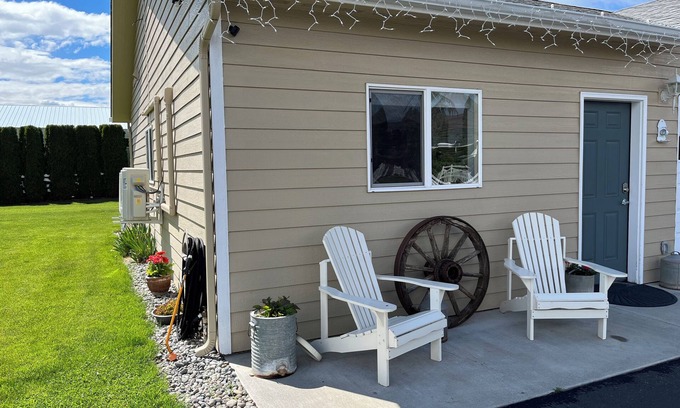 East Wenatchee Apartment | Charming farmhouse-style 1 bedroom apartment with hottub