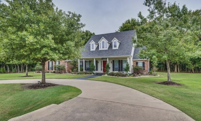Waxahachie House | Inviting Farmhouse Retreat with Forest Trails and Ocean View