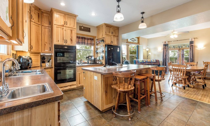 Alexandria Township Other | Charming farmhouse with 4 bedrooms and WiFi, AC in delightful Alexandria