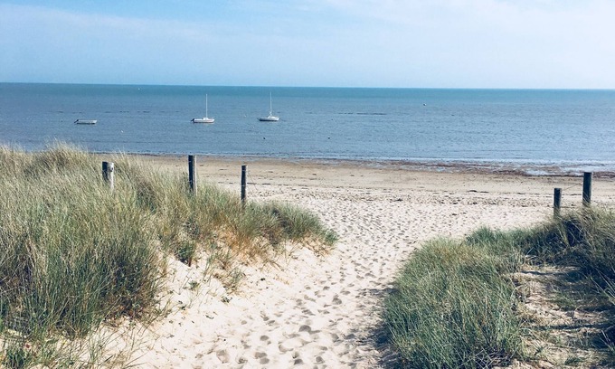 La Gueriniere House | Guest Rated 10/10: Cozy Fisherman's Cottage on Île de Noirmoutier