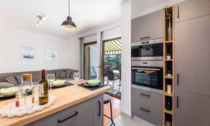 Selce Apartment | Charming flat just 150 metres from the beach with sea views, barbecue, WiFi