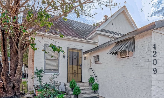 Washington Ave./ Memorial Park Cottage | Charming flat on Washington Ave Strip Newly Renovated