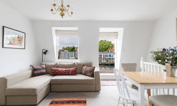 Warwick Apartment | Elegant 1-Bed Flat with Balcony in Pimlico, Rated 9.8