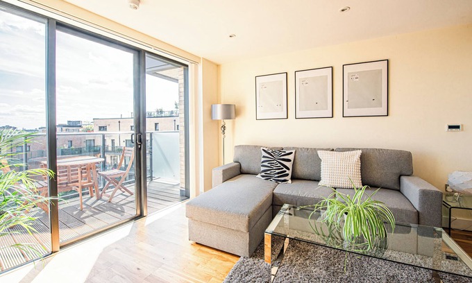 Riverside Apartment | Stylish Flat with Balcony Steps from Tower Bridge