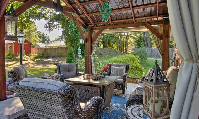 Florence House | Inviting Florence Retreat with Fireplace & Spa Amenities