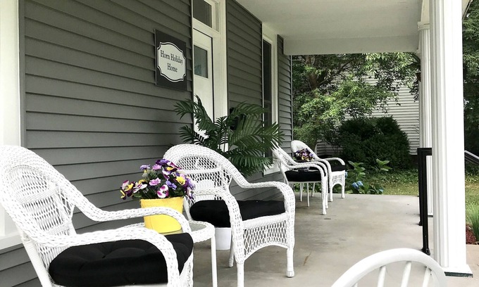 Moweaqua House | Elegant Folk Victorian Cottage with Ocean View & Spa