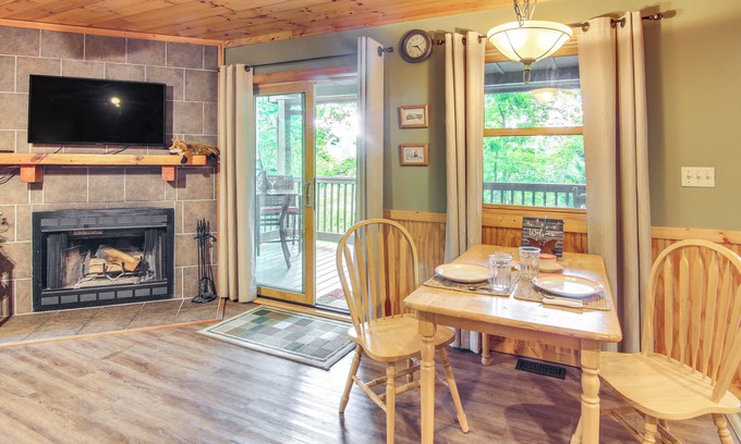 Whittier Cottage | Top-Rated 'Fox Den' Cabin in Whittier with Hot Tub & Kitchen